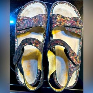 Algeria sandals, barely worn. Red and gold size 40/9.5